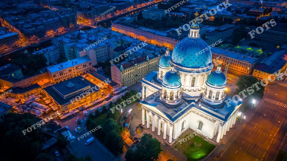 Величественный Троицкий собор в Санкт-Петербурге в атмосфере знаменитых белых ночей северной столицы России. Мягкое ночное освещение, светлое небо и архитектура православного храма создают романтичный городской пейзаж с уникальной атмосферой летнего Петербурга. Фотография подчёркивает красоту исторической архитектуры, культурное наследие города и особое настроение белых ночей на улицах Санкт-Петербурга. Изображение идеально подходит для публикаций о путешествиях по России, архитектуре Санкт-Петербурга, ночных панорамах и туристических достопримечательностях.